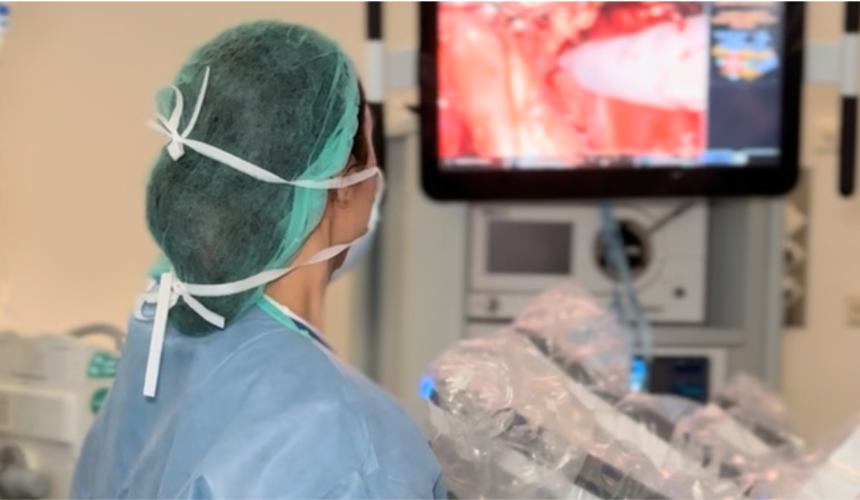 Uróloga manejando el robot Da Vinci realizando una cirugía robótica urológica